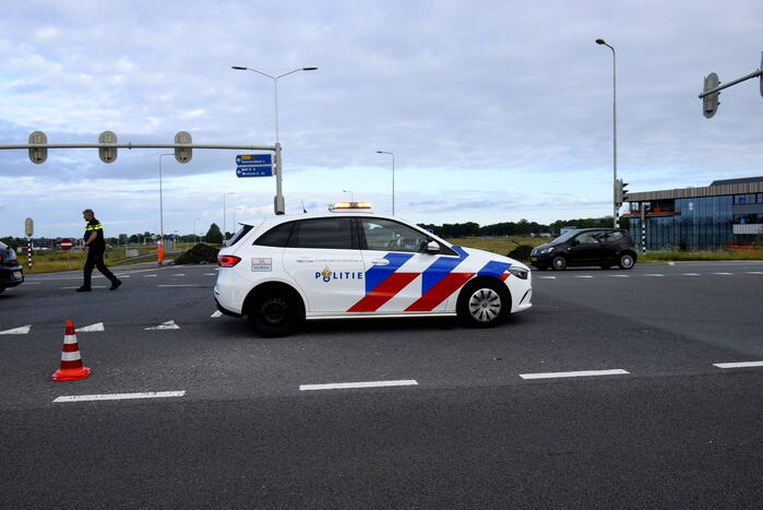 Boeren blokkeren oprit en afritten van snelweg met grond en puin