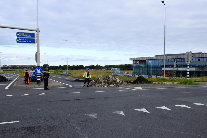 Boeren blokkeren oprit en afritten van snelweg met grond en puin
