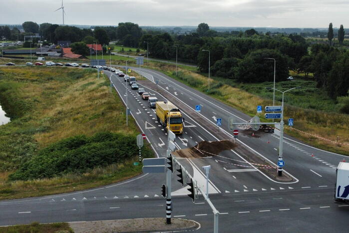 Boeren blokkeren oprit en afritten van snelweg met grond en puin