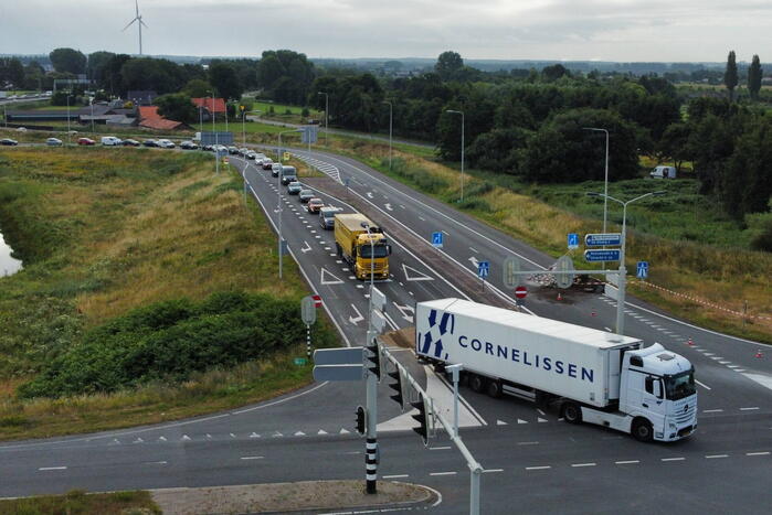 Boeren blokkeren oprit en afritten van snelweg met grond en puin