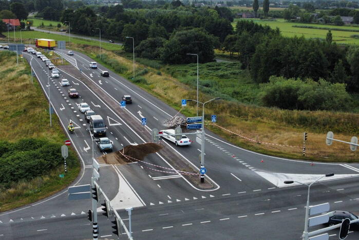 Boeren blokkeren oprit en afritten van snelweg met grond en puin