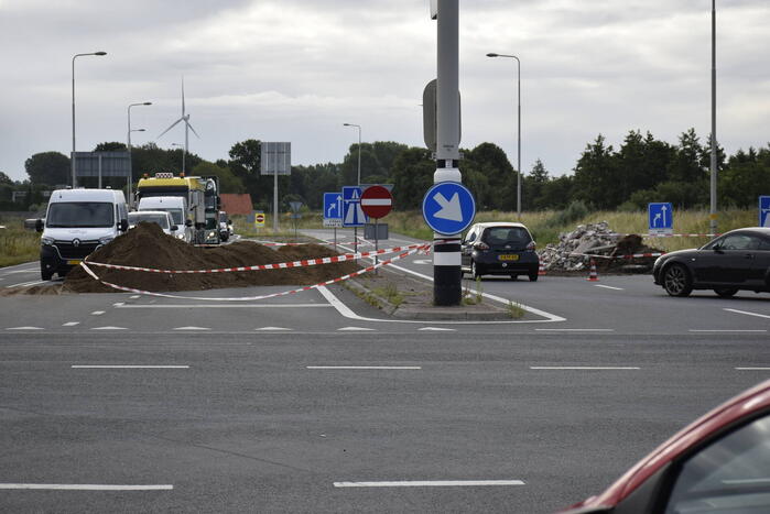 Boeren blokkeren oprit en afritten van snelweg met grond en puin