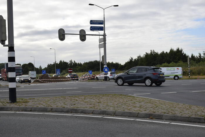 Boeren blokkeren oprit en afritten van snelweg met grond en puin