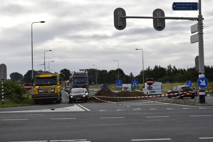 Boeren blokkeren oprit en afritten van snelweg met grond en puin