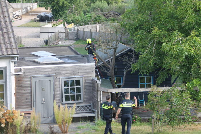Overdekte zithoek naast woning vat vlam