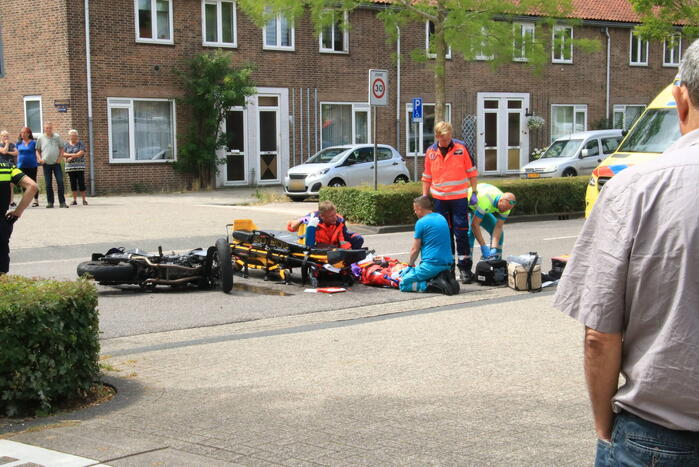 Motorrijder zwaargewond bij botsing met auto
