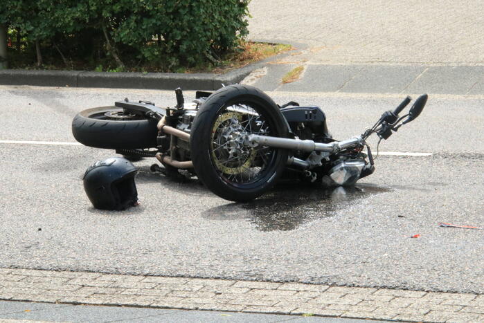 Motorrijder zwaargewond bij botsing met auto