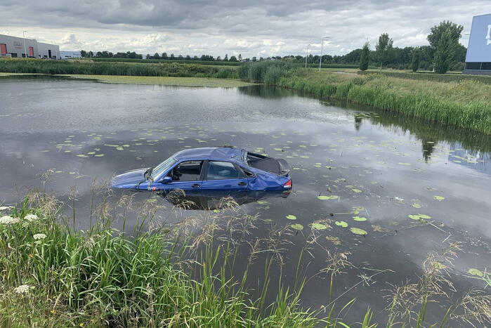 Auto slaat over de kop en belandt in water