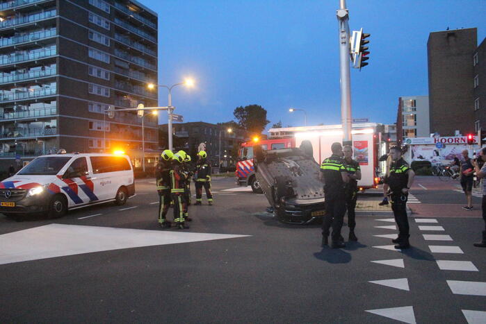 Auto belandt op zijn kop na ongeval