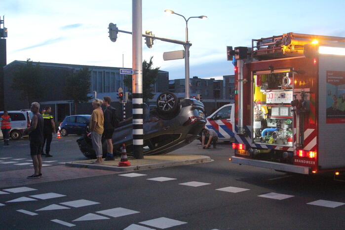 Auto belandt op zijn kop na ongeval