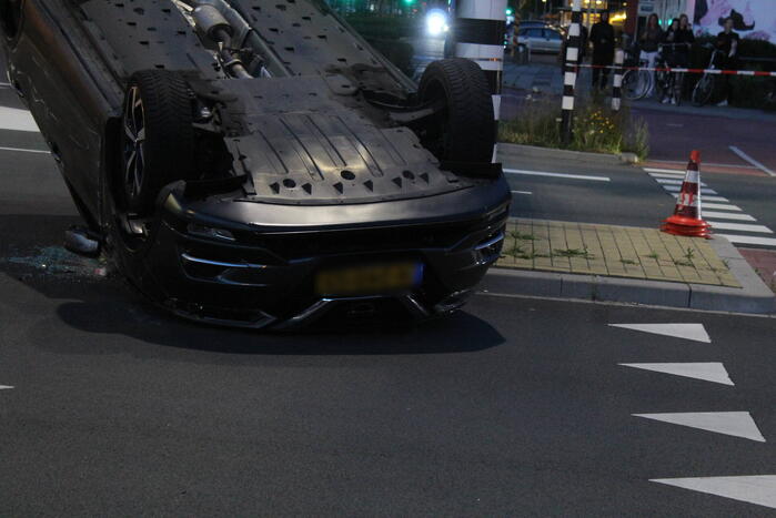 Auto belandt op zijn kop na ongeval