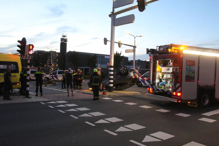Auto belandt op zijn kop na ongeval