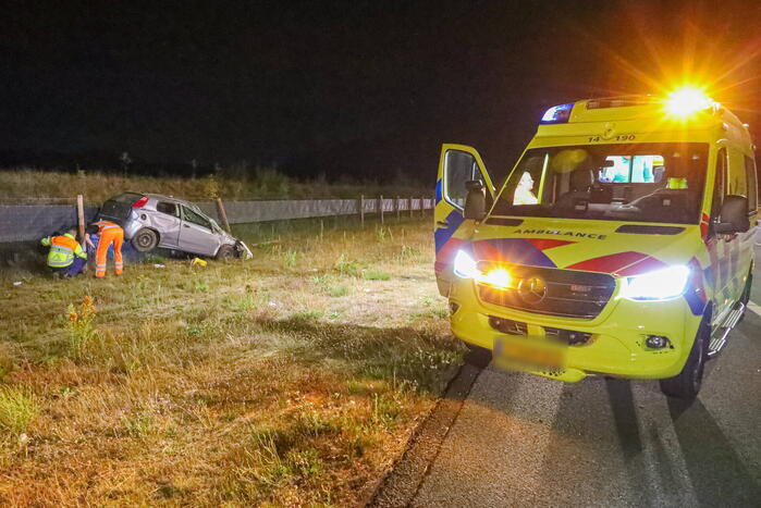 Auto slaat over de kop, bestuurder gewond naar ziekenhuis