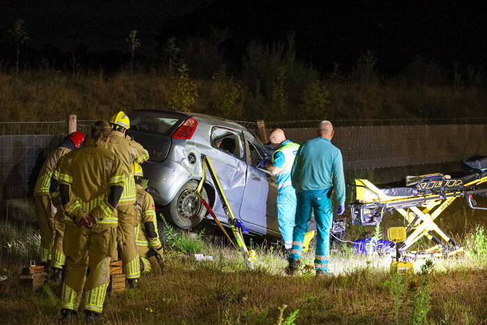 Auto slaat over de kop, bestuurder gewond naar ziekenhuis