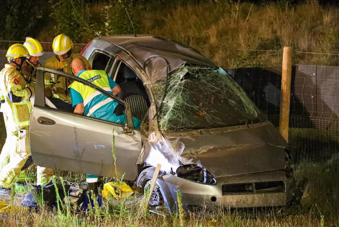 Auto slaat over de kop, bestuurder gewond naar ziekenhuis