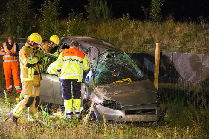 Auto slaat over de kop, bestuurder gewond naar ziekenhuis