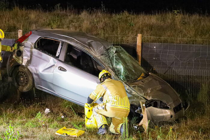 Auto slaat over de kop, bestuurder gewond naar ziekenhuis