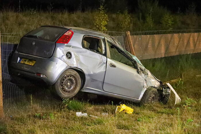 Auto slaat over de kop, bestuurder gewond naar ziekenhuis