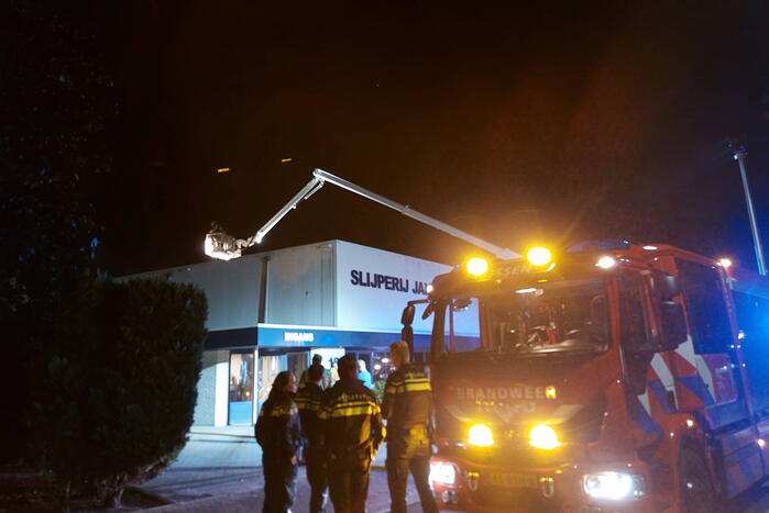 Afvalbak voor bedrijfspand vliegt in brand