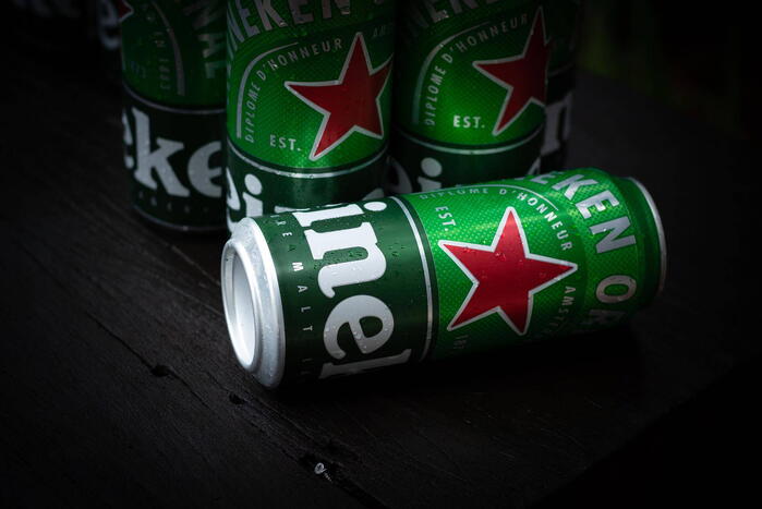 Vrachtwagen verliest 96 000 Heineken-bierblikjes