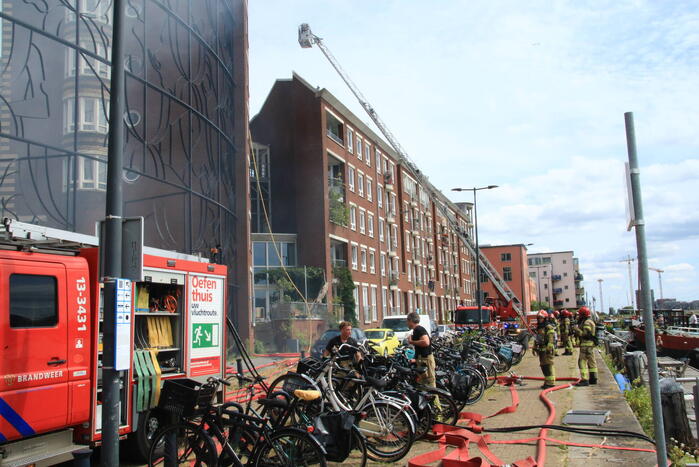 Enorme rookwolken bij brand in appartement