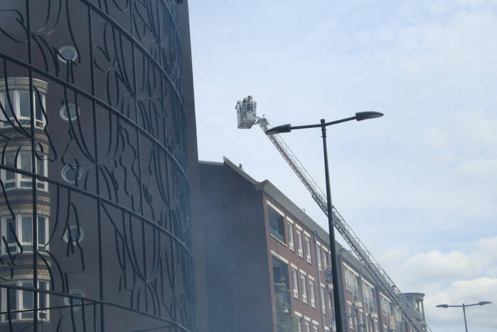 Enorme rookwolken bij brand in appartement