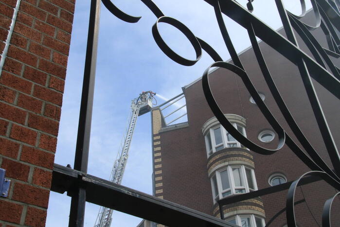 Enorme rookwolken bij brand in appartement