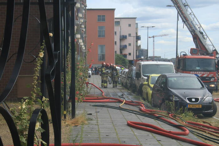 Enorme rookwolken bij brand in appartement