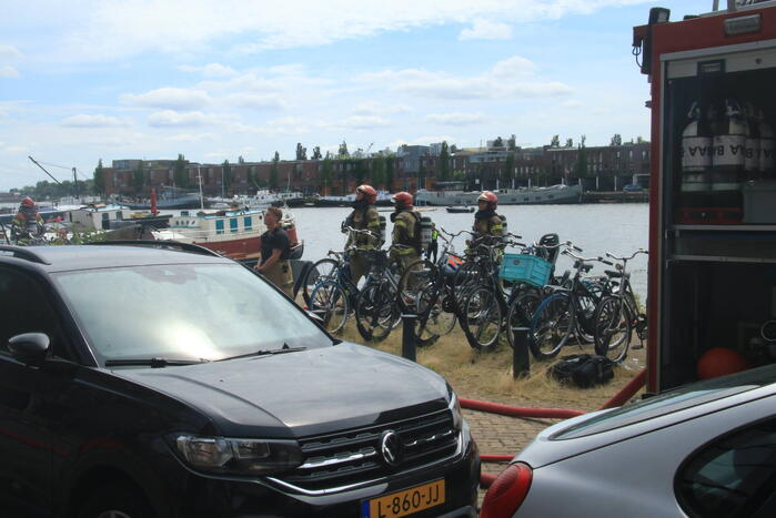 Enorme rookwolken bij brand in appartement