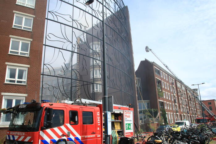 Enorme rookwolken bij brand in appartement