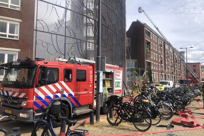 Enorme rookwolken bij brand in appartement