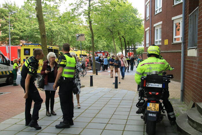 Enorme rookwolken bij brand in appartement