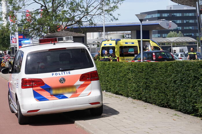 Automobilist rijdt in op voetganger