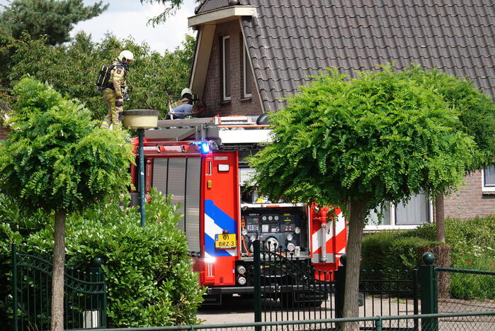 Dak van woning in brand door klussen
