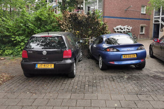 Auto zwaar beschadigd vanwege brand