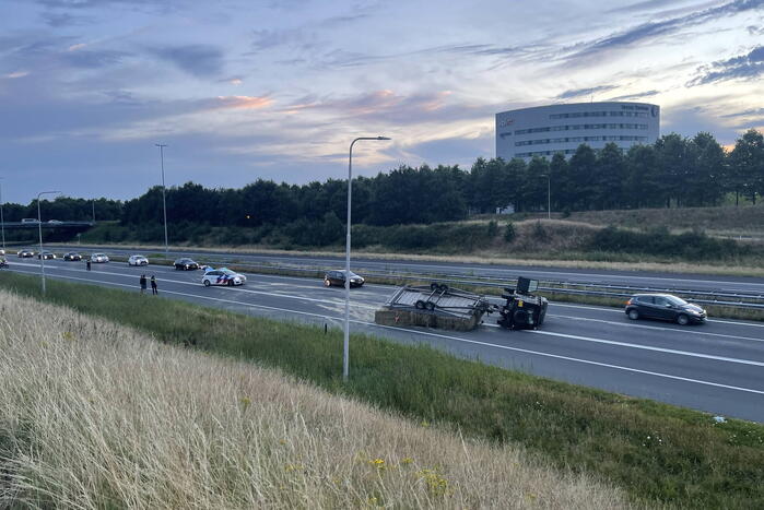 Aanhanger met hooibalen gekanteld op snelweg