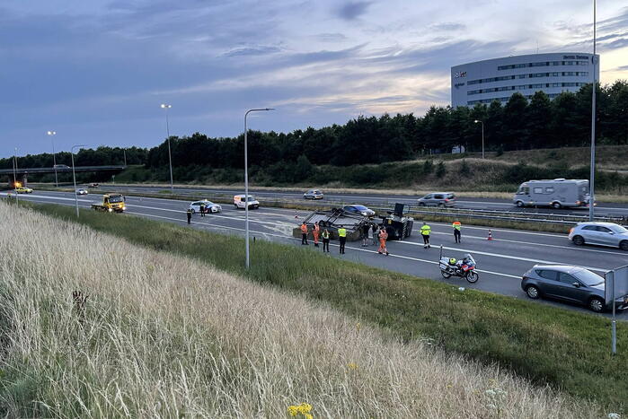 Aanhanger met hooibalen gekanteld op snelweg