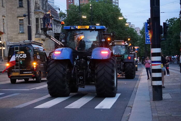 Boeren met trekkers in centrum