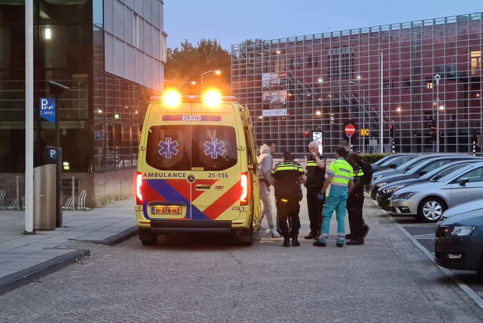Gewonde met steekwond loopt politiebureau binnen