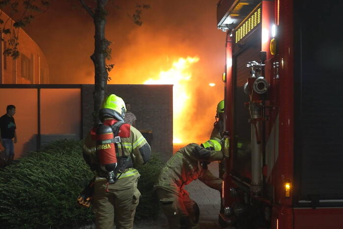 Schuur en schutting in brand