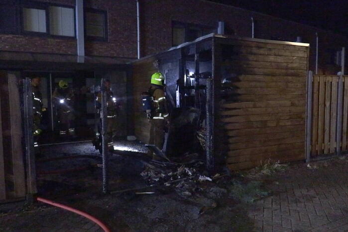 Schuur en schutting in brand