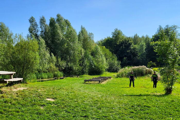 Jongen komt vast tussen twee bomen in Belevenissenbos