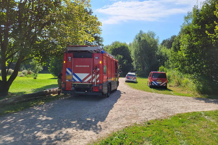 Jongen komt vast tussen twee bomen in Belevenissenbos