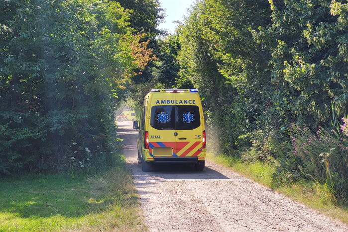 Jongen komt vast tussen twee bomen in Belevenissenbos