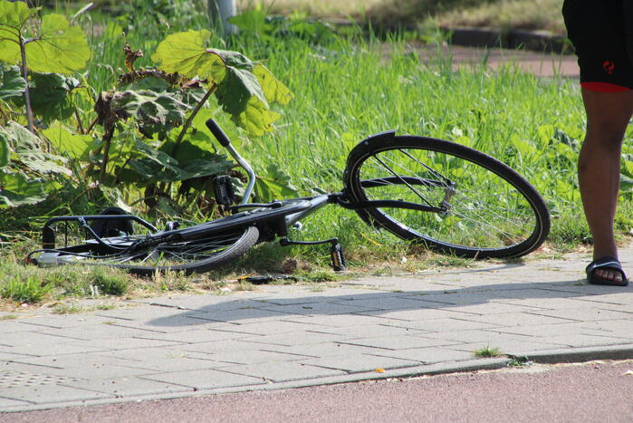 Fietser aangereden door bestelbus