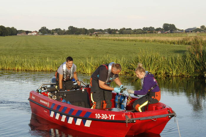 Brandweer redt vastzittende meerkoet
