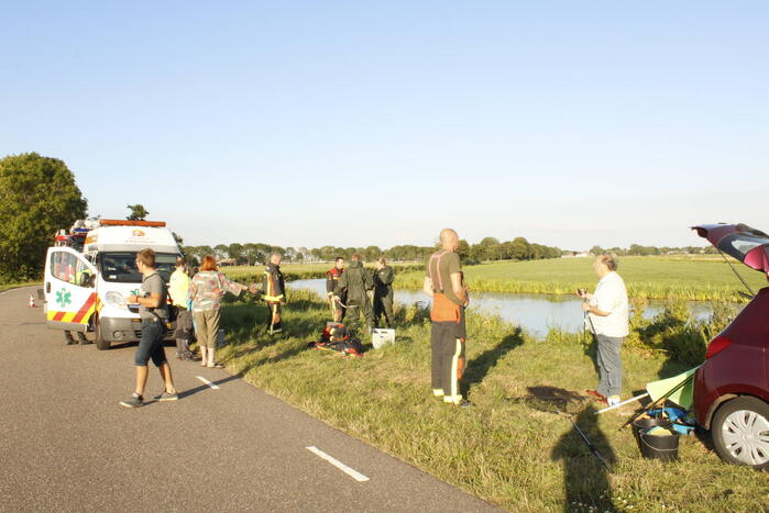 Brandweer redt vastzittende meerkoet