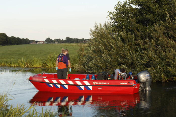 Brandweer redt vastzittende meerkoet