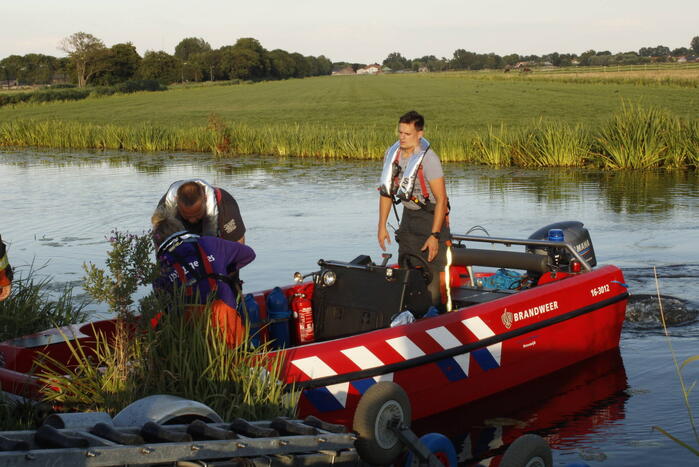 Brandweer redt vastzittende meerkoet