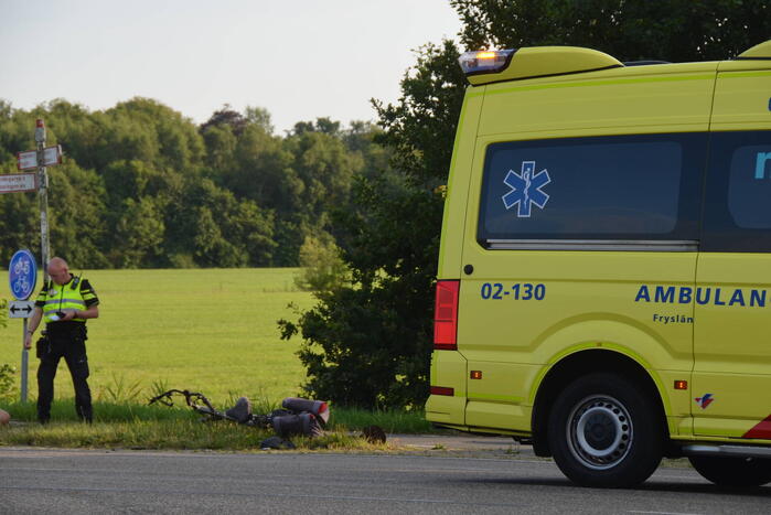 Fietser en bestelbus in botsing